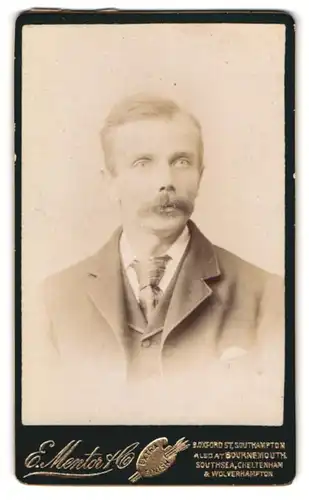 Fotografie E. Mentor & Co., Southampton, 9, Oxford St., Portrait bürgerlicher Herr mit Schnurrbart