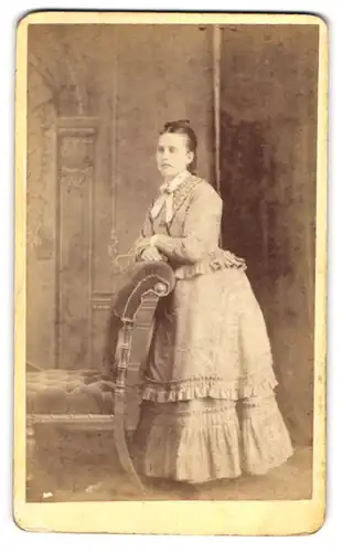 Fotografie unbekannter Fotograf und Ort, Portrait junge Dame im hübschen Kleid