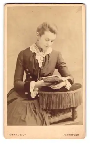 Fotografie Byrne & Co., Richmond, Hill Street, Portrait edle Dame mit Amulett liest in einem Buch