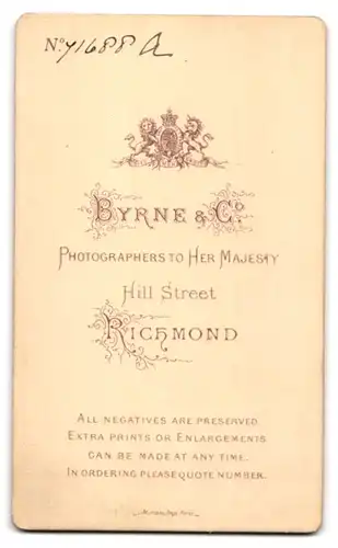 Fotografie Byrne & Co., Richmond, Hill Street, Portrait edle Dame mit Amulett liest in einem Buch