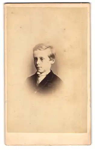 Fotografie F. S. Mann, Hastings, 13, Wellington Place, Portrait kleiner Junge in modischer Kleidung