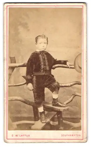 Fotografie G. W. Latter, Southampton, Portrait kleiner Junge im Samtanzug