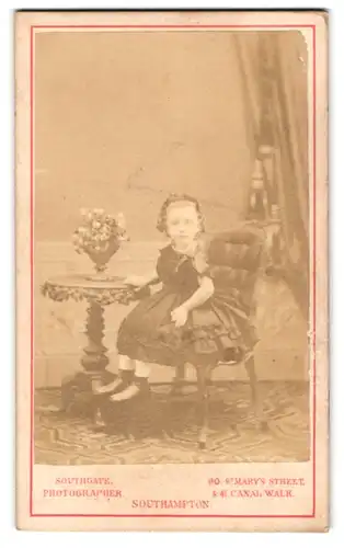 Fotografie Southgate Photographer, Southampton, 90, St. Mary`s Street, Portrait kleines Mädchen im Kleid