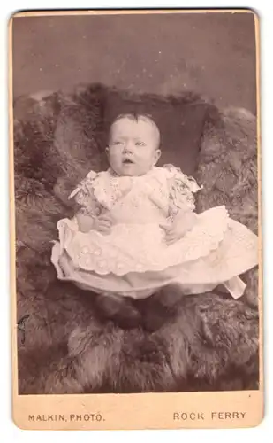 Fotografie Albert C. Malkin, Rock Ferry /Cheshire, 449, New Chester Rd., Portrait süsses Kleinkind im hübschen Kleid