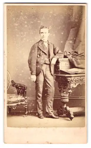 Fotografie Turnbull & Sons, Glasgow, 75, Jamaica Street, Portrait junger Herr in modischer Kleidung
