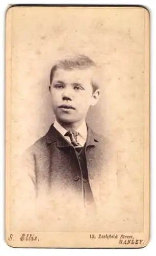 Fotografie S. Ellis, Hanley, 13, Lichfield Street, Portrait halbwüchsiger Knabe im Anzug mit Krawatte