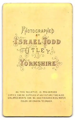 Fotografie Isarael Todd, Otley /Yorkshire, Portrait junges Paar in hübscher Kleidung mit Buch