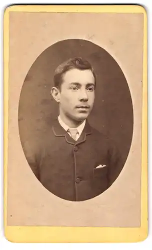 Fotografie J. B. Smith & Son, Nottingham, 1, Portland Road, Brustportrait junger Herr in modischer Kleidung