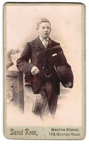 Fotografie David Rees, London, 170 Merton Road, Portrait junger Herr in modischer Kleidung