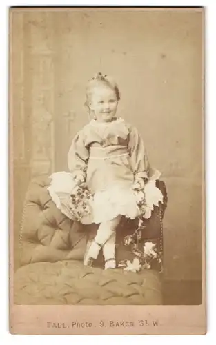 Fotografie T. Fall, London, 9, Baker Street, Portman Square, Portrait kleines Mädchen im Kleid mit Blumenkorb