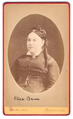 Fotografie Lang, Montélimar, Portrait beleibte Dame mit Flechtfrisur und Kragenbrosche