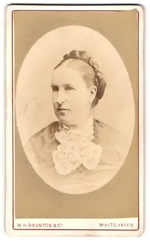 Fotografie W. H. Brunton & Co., Whitehaven, Portrait bürgerliche Dame mit Hochsteckfrisur