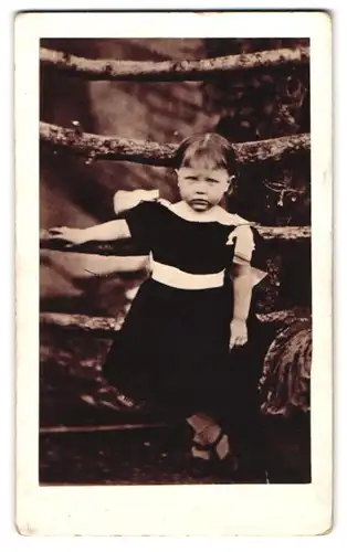Fotografie unbekannter Fotograf und Ort, Portrait kleines Mädchen im Kleid