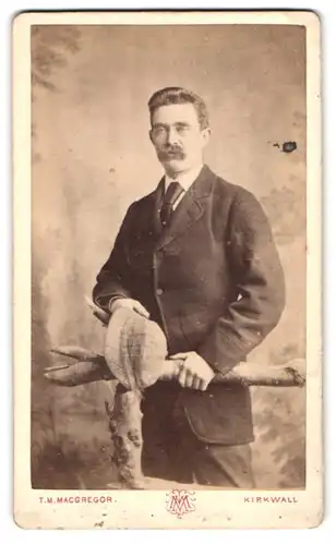 Fotografie T. M. Macgregor, Kirkwall, Palace Road, Portrait bürgerlicher Herr mit Walross