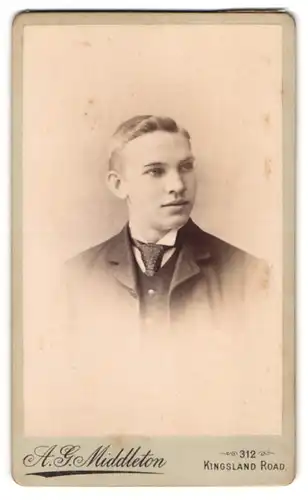 Fotografie A. G. Middleton, London-NE, Kingsland Road, Portrait junger Herr im Anzug mit Krawatte