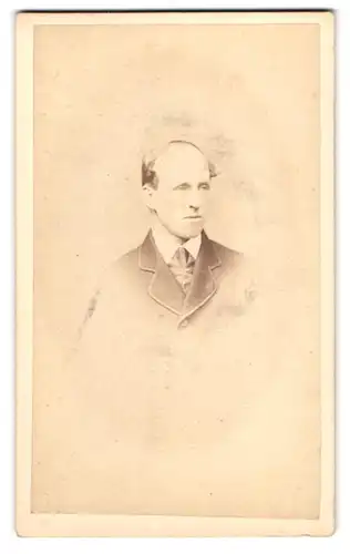 Fotografie W. S. Spanton, Bury St. Edmunds, 16, Abbeygate Street, Portrait charmanter Herr in modischer Kleidung