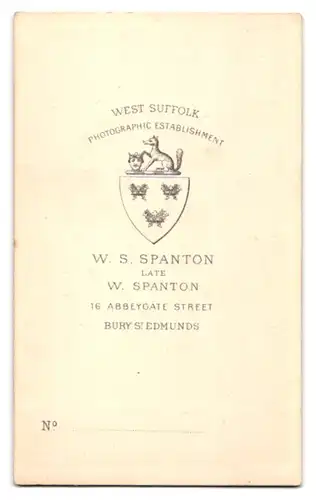 Fotografie W. S. Spanton, Bury St. Edmunds, 16, Abbeygate Street, Portrait charmanter Herr in modischer Kleidung