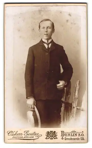Fotografie Oskar Goetze, Berlin-SO, Dresdenerstrasse 135, Portrait junger Herr im Anzug mit Krawatte