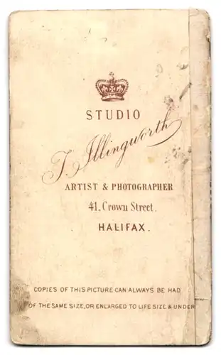 Fotografie T. Illingworth, Halifax, 41, Crown Street, Portrait junge Dame im Kleid mit Album