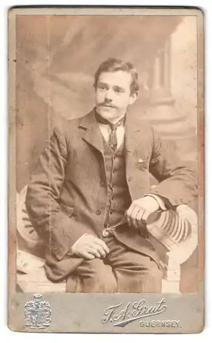 Fotografie T. A. Grut, Guernsey, Portrait junger Herr im Anzug mit Krawatte