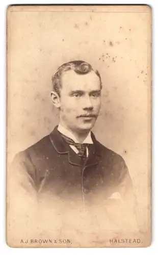 Fotografie A. J. Brown & Son, Halstead /Essex, Portrait bürgerlicher Herr mit Oberlippenbart