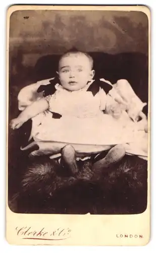 Fotografie Clerke & Co., London, Portrait süsses Kleinkind im weissen Kleid