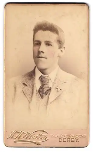Fotografie W. W. Winter, Derby, Portrait junger Herr im Anzug mit Krawatte