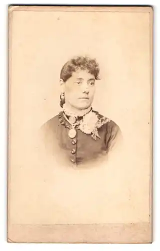 Fotografie Wood & Co., London-SW, 190, Bromton Rd., Portrait junge Dame mit Kragenbrosche und Amulett