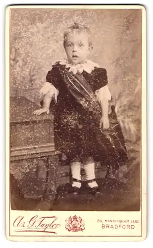 Fotografie A. G. Taylor, Bradford, 84, Manningham Lane, Portrait kleines Mädchen im Kleid