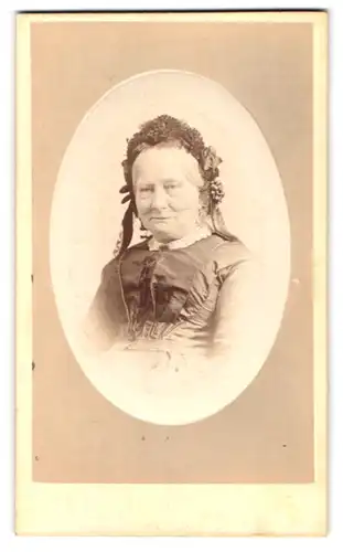 Fotografie A. Wyatt, Fareham, Portrait ältere Dame mit Haube