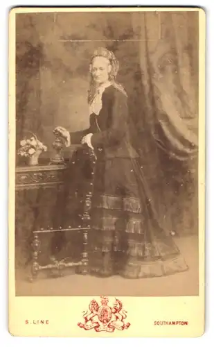 Fotografie S. Line, Southampton, Portrait ältere Dame in zeitgenössischer Kleidung