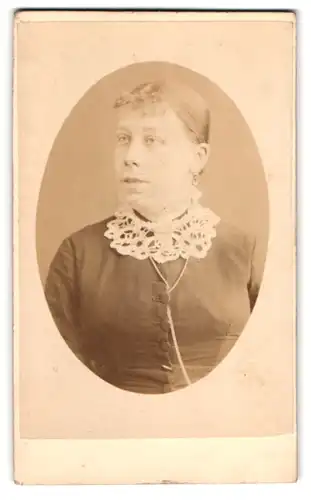 Fotografie Symonds & Co., Portsmouth, 39, High Street, Portrait junge Dame mit zurückgebundenem Haar