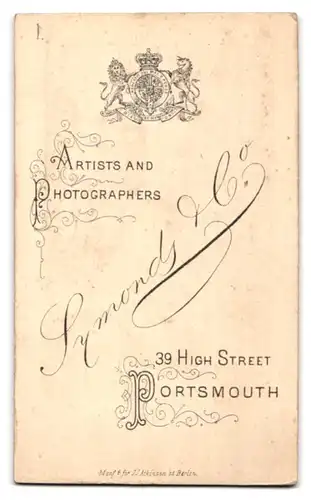 Fotografie Symonds & Co., Portsmouth, 39, High Street, Portrait junge Dame mit zurückgebundenem Haar