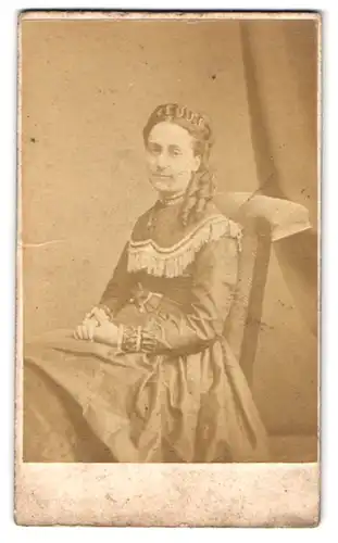 Fotografie H. T. Reed & Co., London, 16, Totteham Court Road, Portrait junge Dame mit Locken im Kleid