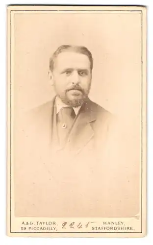 Fotografie A. & G. Taylor, Hanley /Staffordshire, Portrait bürgerlicher Herr mit Vollbart