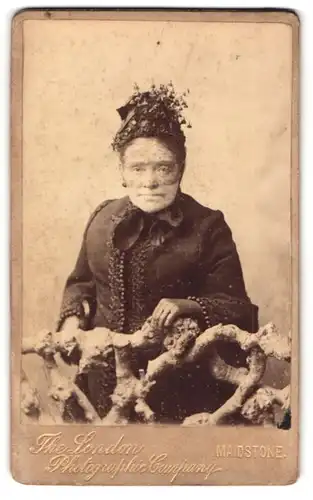 Fotografie The Lodon Photographic Company, Maidstone, Portrait ältere Dame in zeitgenössischer Kleidung