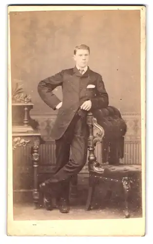 Fotografie J. Bell, Frome, Portrait junger Herr in modischer Kleidung