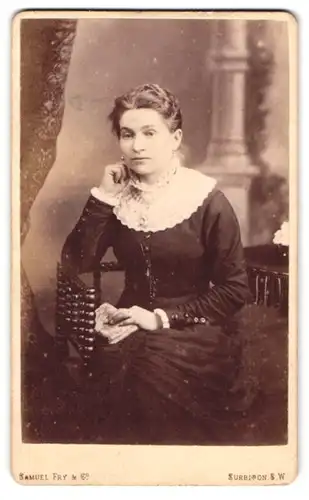 Fotografie Samuel Fry., Kingston on Thames, 9, Surbiton Park Terrace, Portrait junge Dame in hübscher Kleidung