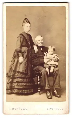 Fotografie H. Burrows, Liverpool, Portrait bürgerliches Paar mit einem Kleinkind