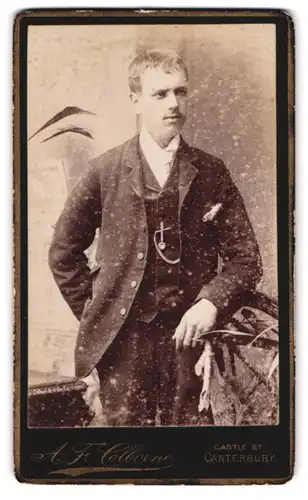 Fotografie A F. Colborne, Canterbury, Castle St., Portrait junger Herr in modischer Kleidung