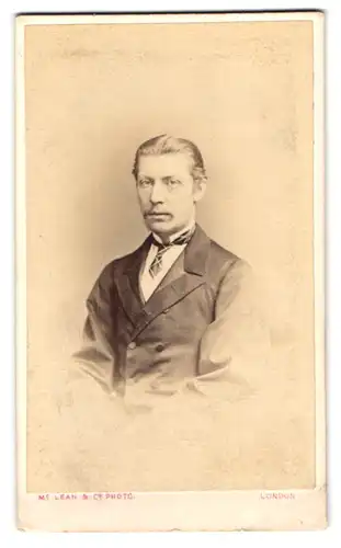 Fotografie Mc. Lean & Co., London-SW, 7, Haymarket, Portrait junger Herr im Anzug mit Krawatte