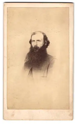 Fotografie unbekannter Fotograf und Ort, Portrait junger Herr mit Backenbart