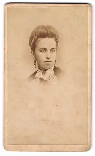 Fotografie unbekannter Fotograf und Ort, Portrait junge Dame moderner Frisur