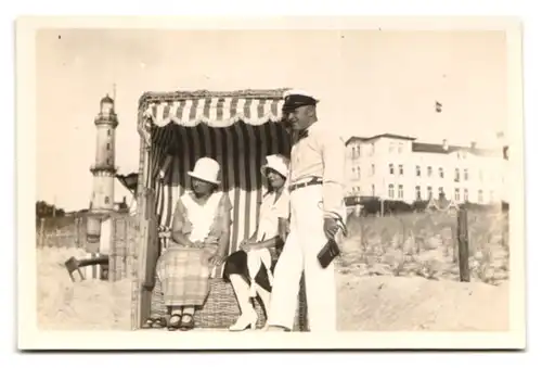 6 Fotografien unbekannter Fotograf, Ansicht Warnemünde, Strandbad mit Hotel & Leuchtturm, Bademode & Schiffsfahrt 1925