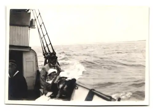 6 Fotografien unbekannter Fotograf, Ansicht Warnemünde, Strandbad mit Hotel & Leuchtturm, Bademode & Schiffsfahrt 1925