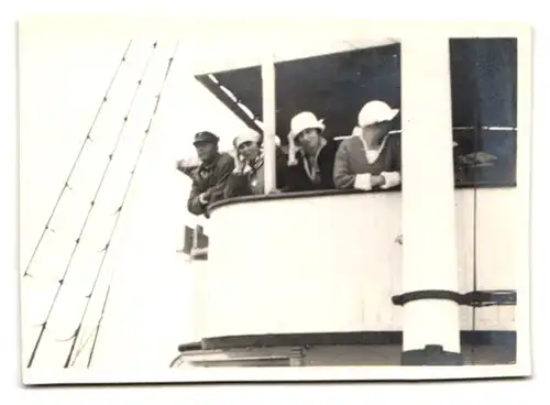 6 Fotografien unbekannter Fotograf, Ansicht Warnemünde, Strandbad mit Hotel & Leuchtturm, Bademode & Schiffsfahrt 1925