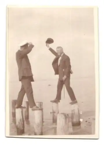 6 Fotografien unbekannter Fotograf, Ansicht Warnemünde, Strandbad mit Hotel & Leuchtturm, Bademode & Schiffsfahrt 1925