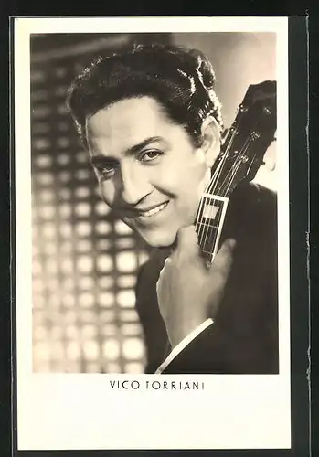 AK Schauspieler Vico Torriani mit Gitarre in die Kamera lächelnd