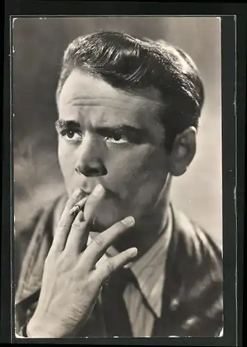 AK Schauspieler Edwin Marian rauchend spielte u.a. im Film Carola Lamberti-eine vom Zirkus