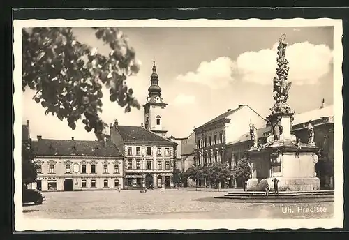 AK Uh. Hradiste, Marktplatz mit Denkmal